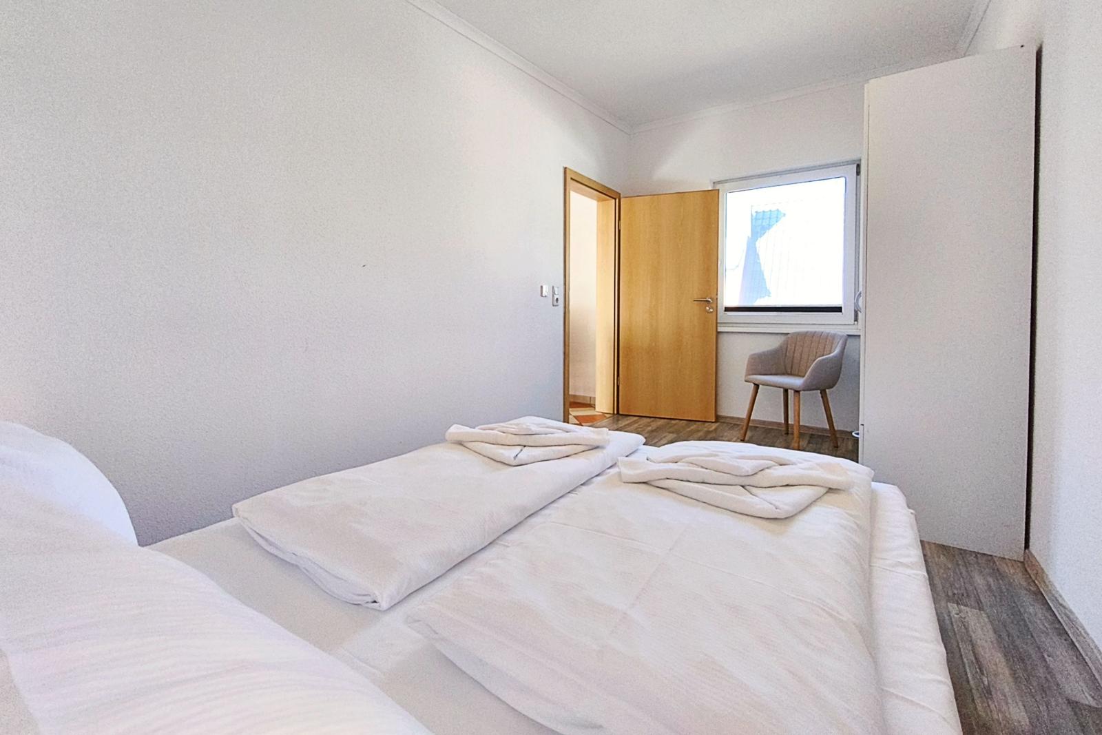 Blick in das helle Hauptschlafzimmer der Ferienwohnung
