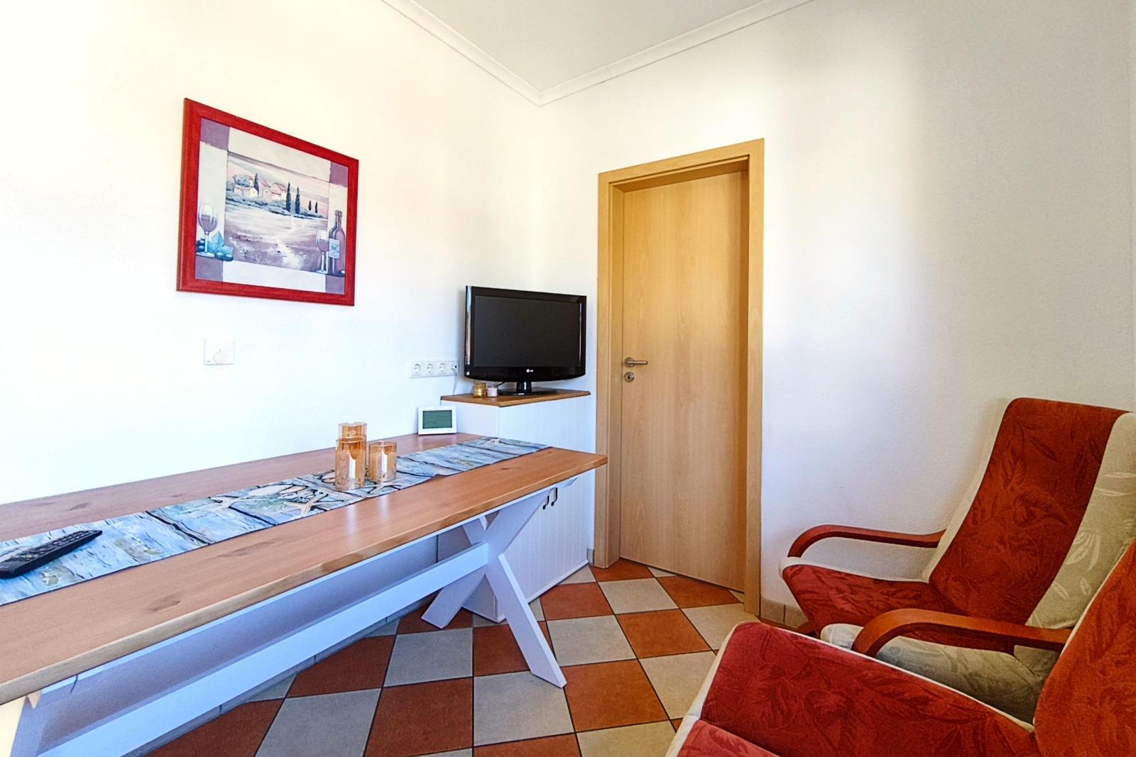 Einladender Wohnbereich mit Esstisch für die ganze Familie in Loddin