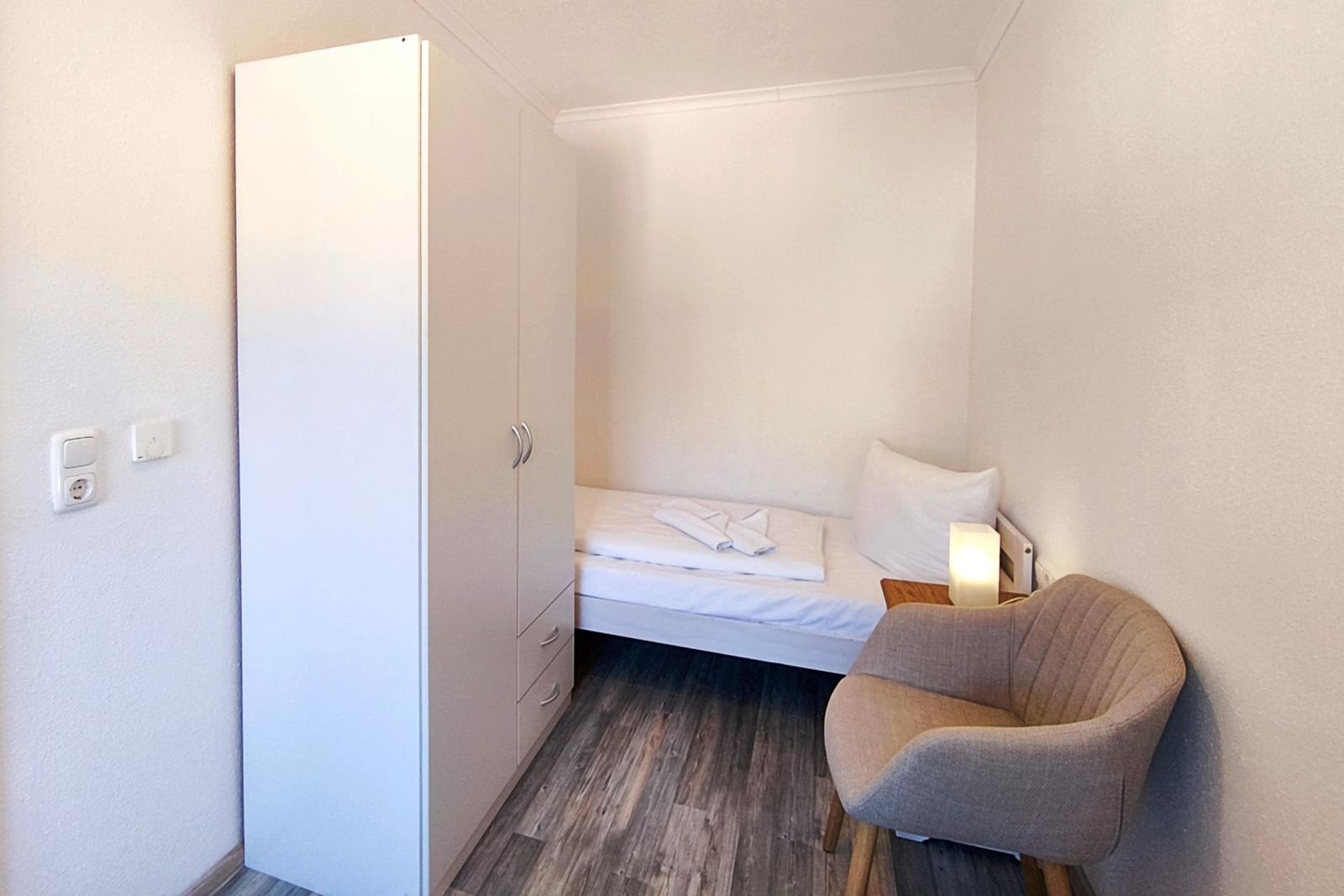 Freundliches zweites Schlafzimmer mit praktischer Aufteilung