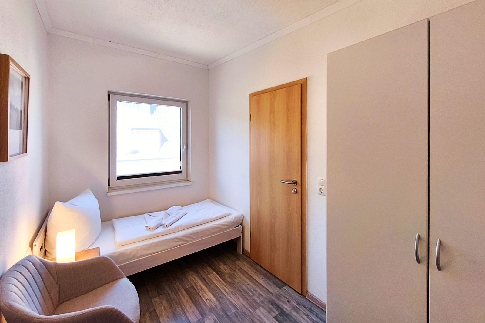 Heller Gästeschlafbereich mit Ausblick in die Natur von Loddin