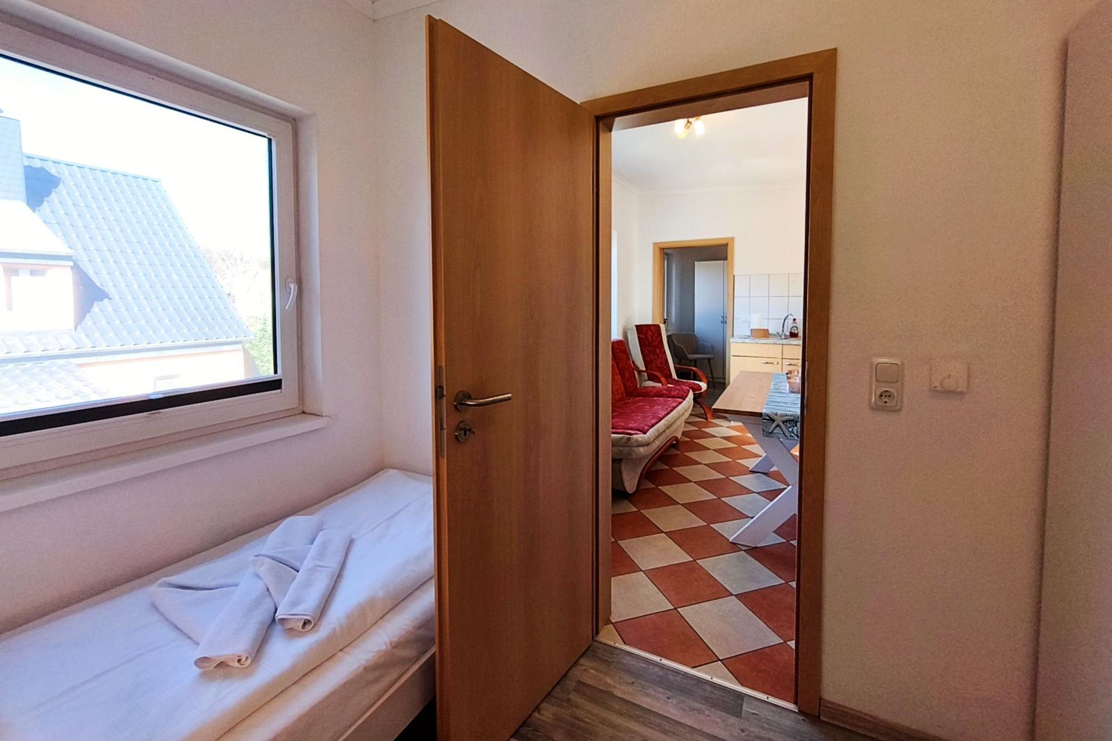 Offener Blick aus dem Schlafzimmer in den hellen Wohnbereich