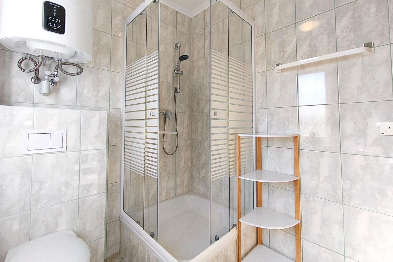 Freundlich gestaltetes Duschbad in der oberen Ferienwohnung