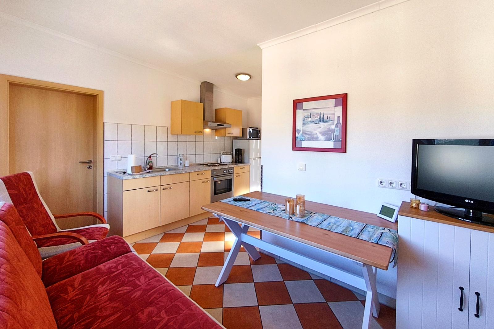 Lichtdurchfluteter Wohnraum mit Blick in die offene Küche im Obergeschoss