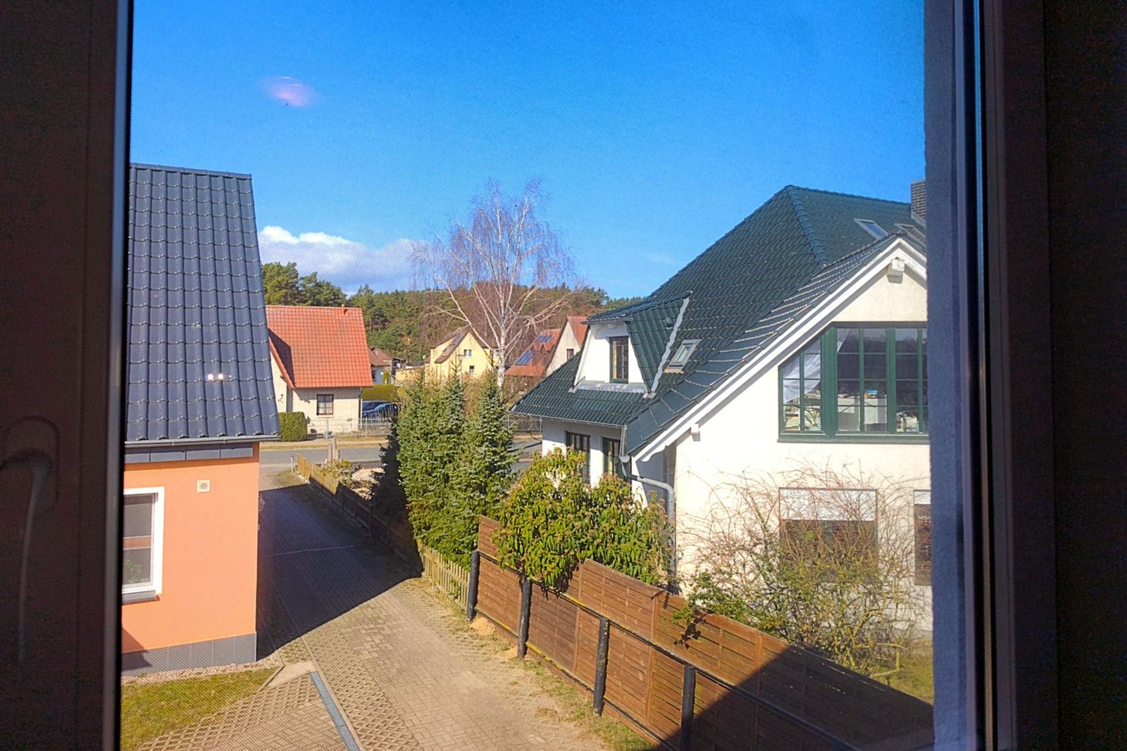 Blick aus dem Fenster auf die gepflegten Nachbarhäuser in Loddin