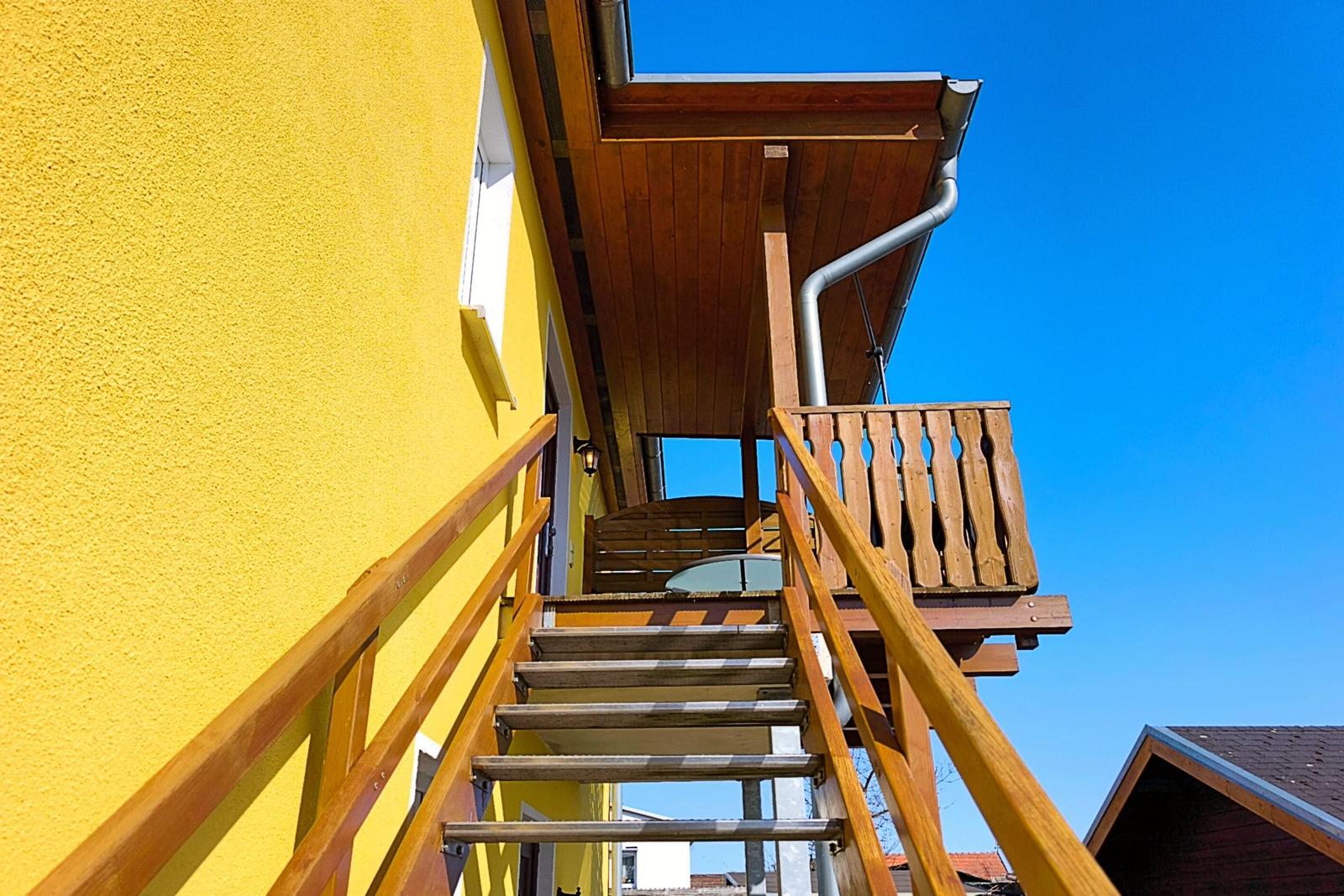 Separater Außenzugang zur Ferienwohnung über die Holztreppe