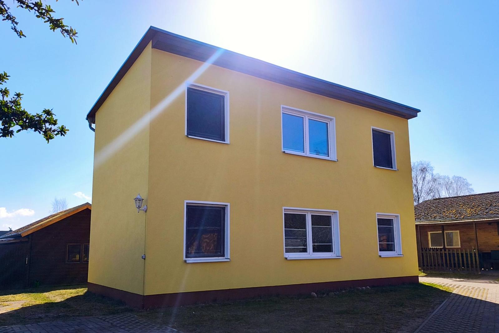 Gepflegte Fassade des gelben Ferienhauses Reimann in Loddin