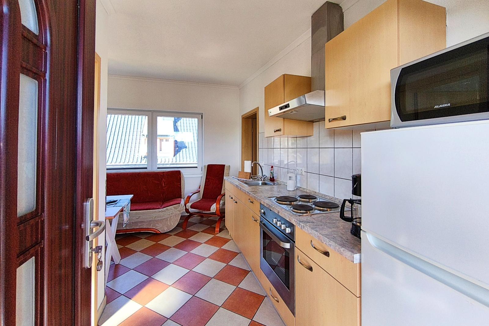 Praktische Küchenzeile mit allen Utensilien für Ihre Verpflegung