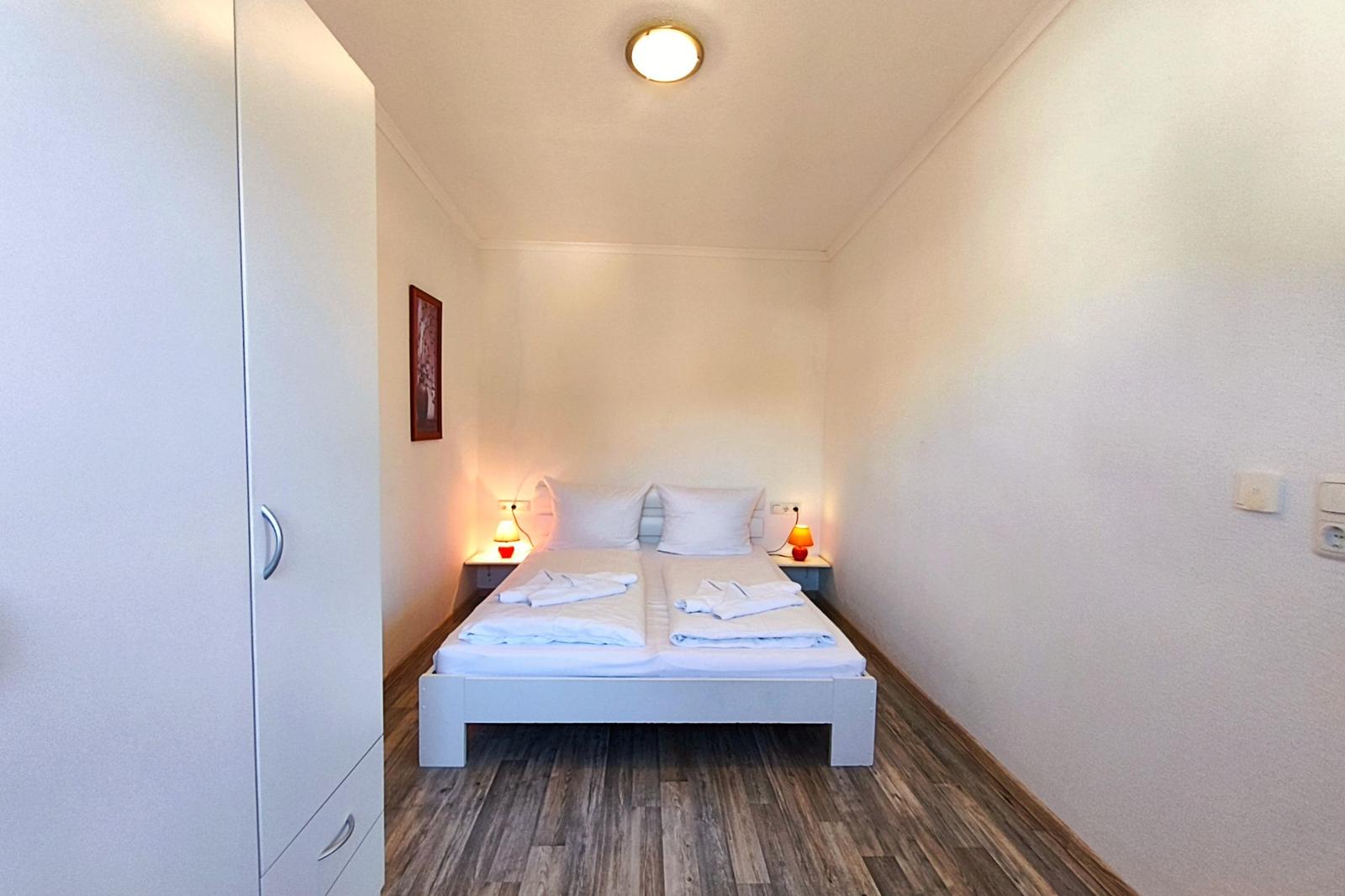 Helles Hauptschlafzimmer für eine erholsame Auszeit in Loddin