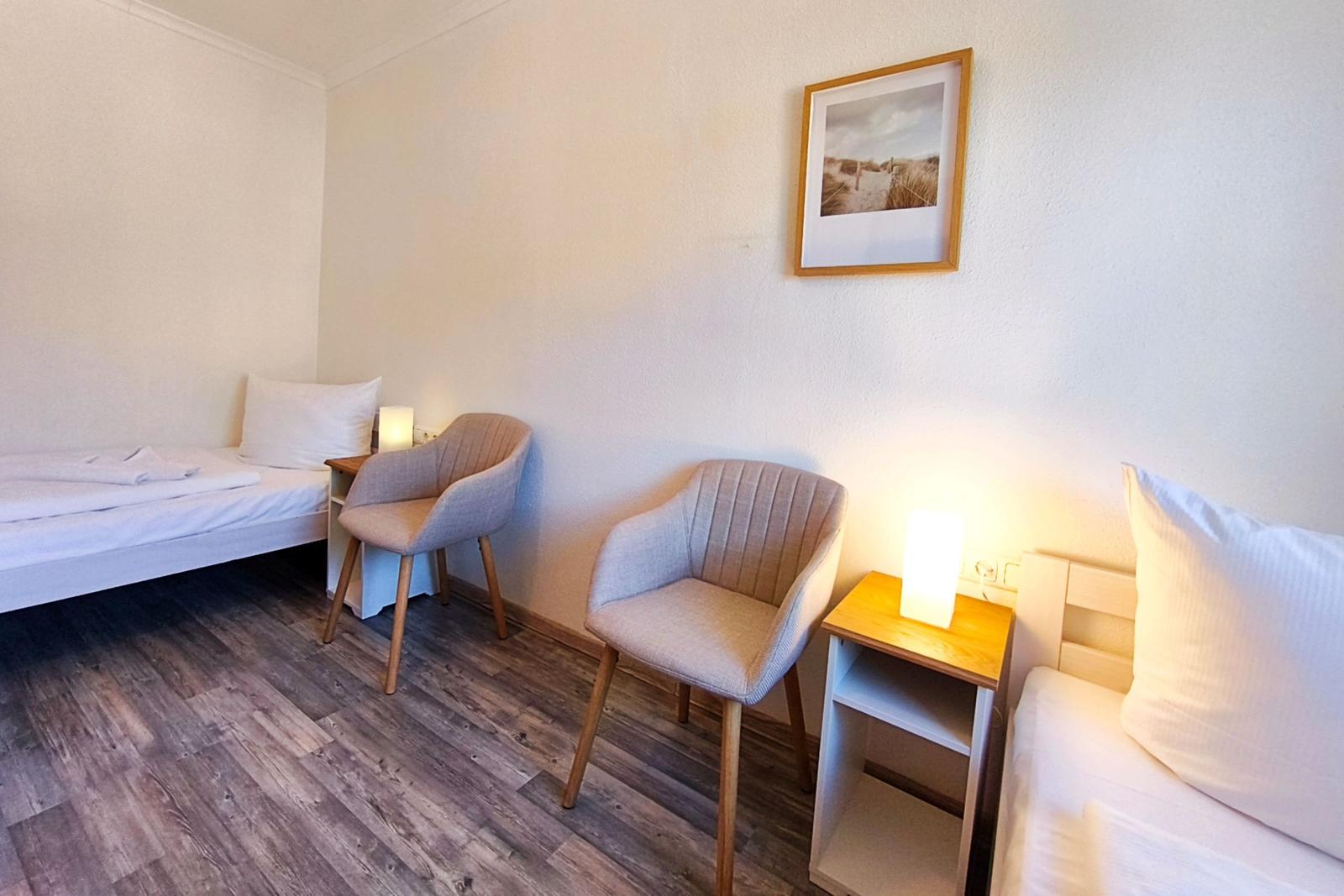 Separates Kinderzimmer mit zwei Einzelbetten unter dem Dach