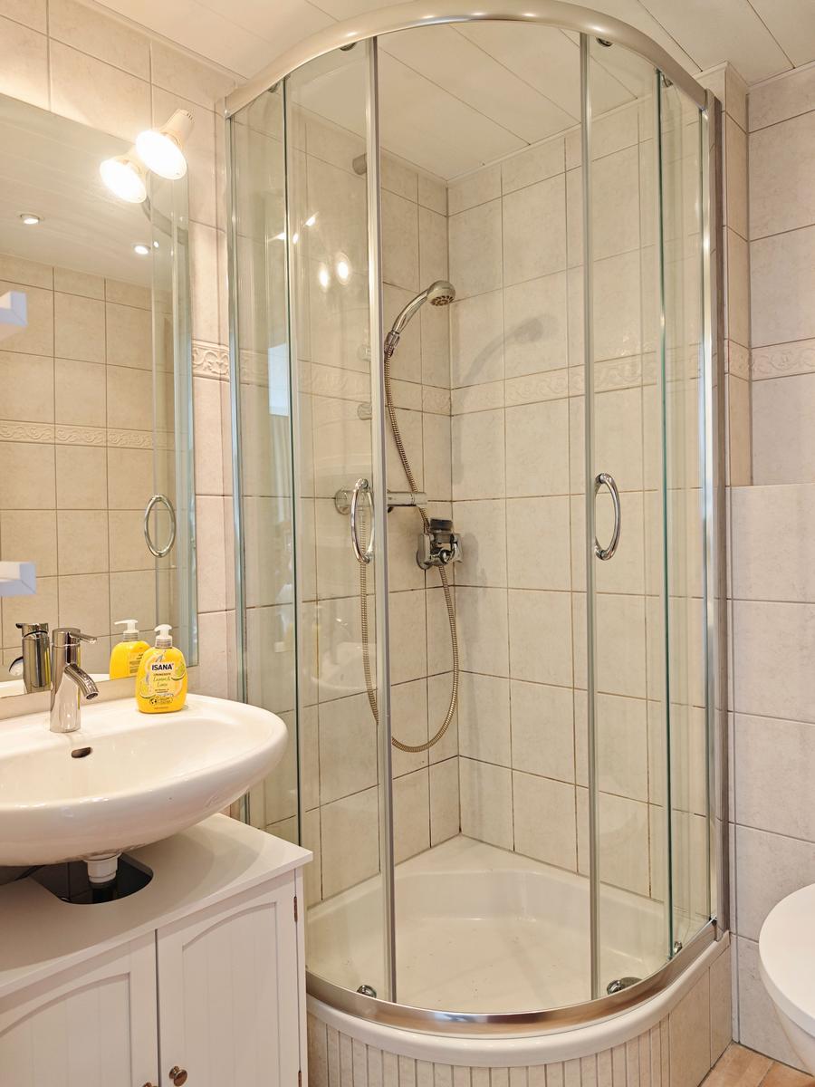 Badezimmer mit Dusche und Waschbecken
