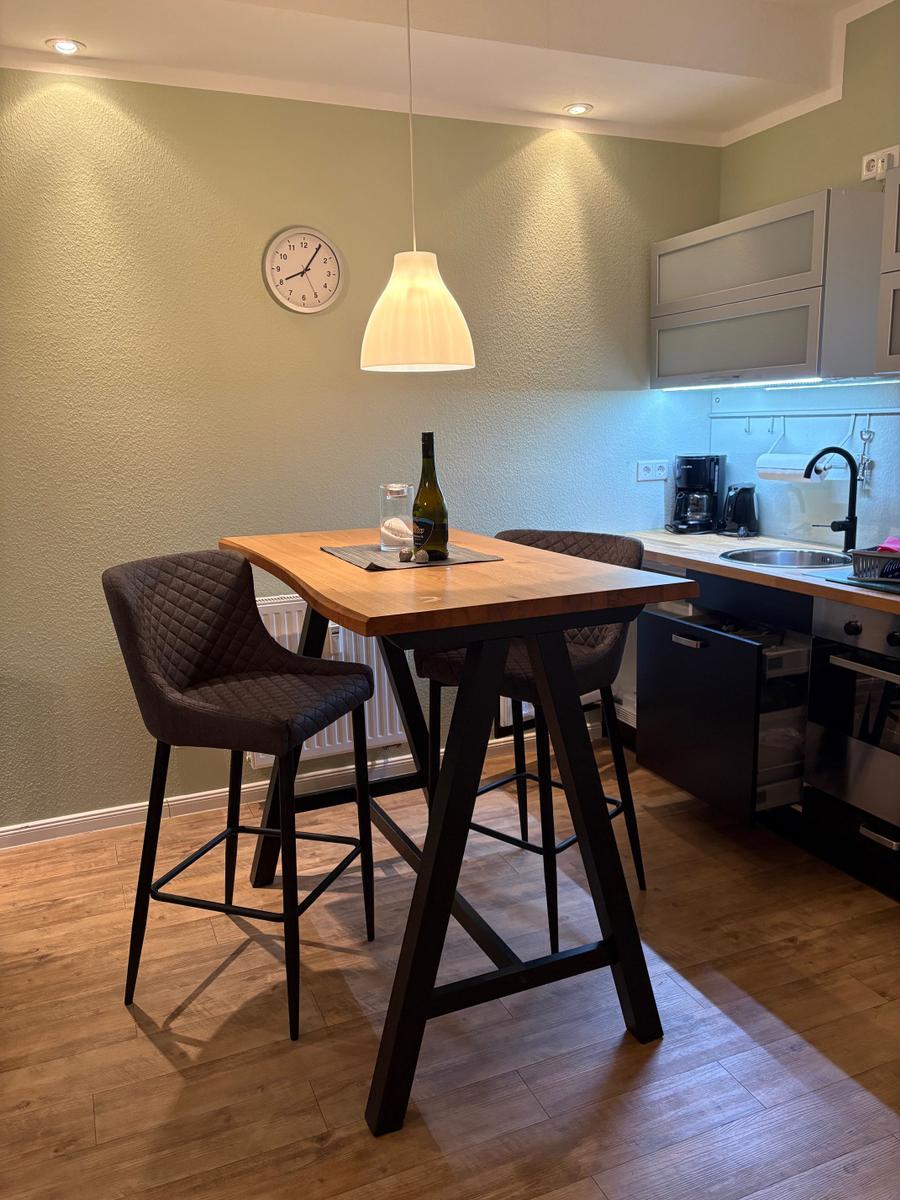 Küchenzeile mit Eßtisch