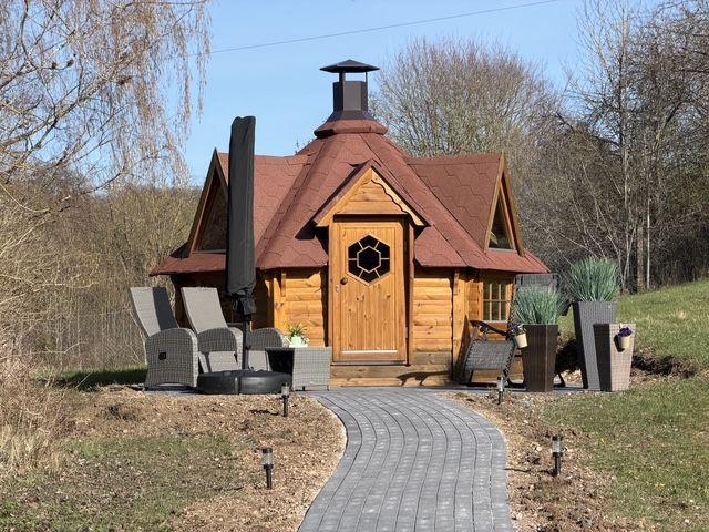 Große Kota für 10 Personen mit integriertem Holzkohlegrill