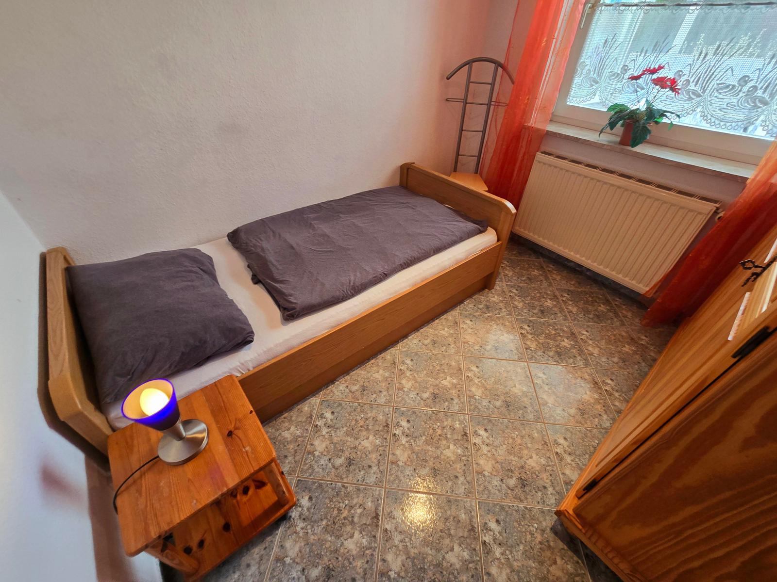 Ruhiges Schlafzimmer mit Einzelbett – ideal für Kinder oder eine weitere Person.