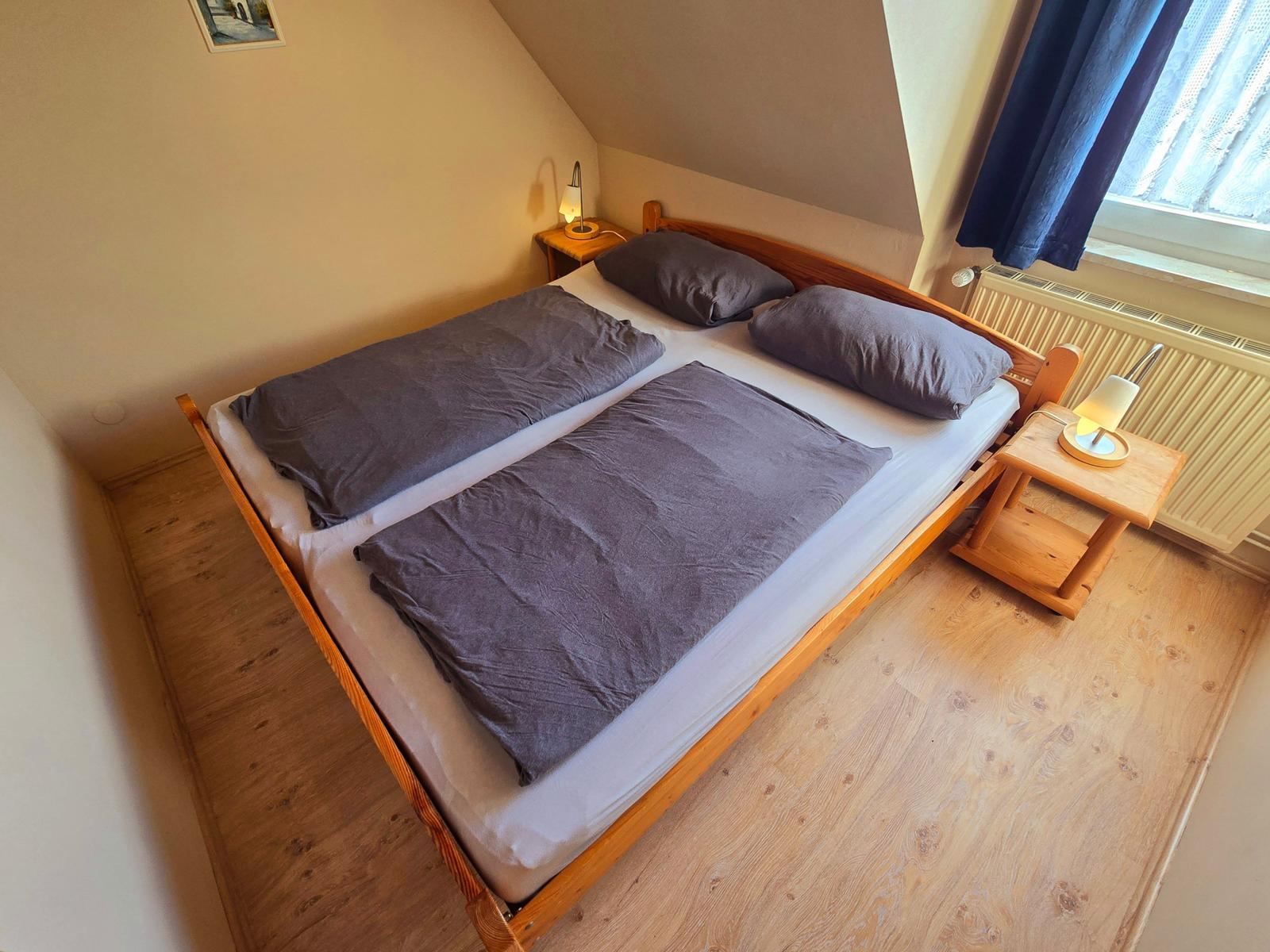 sep. Schlafzimmer mit Doppelbett