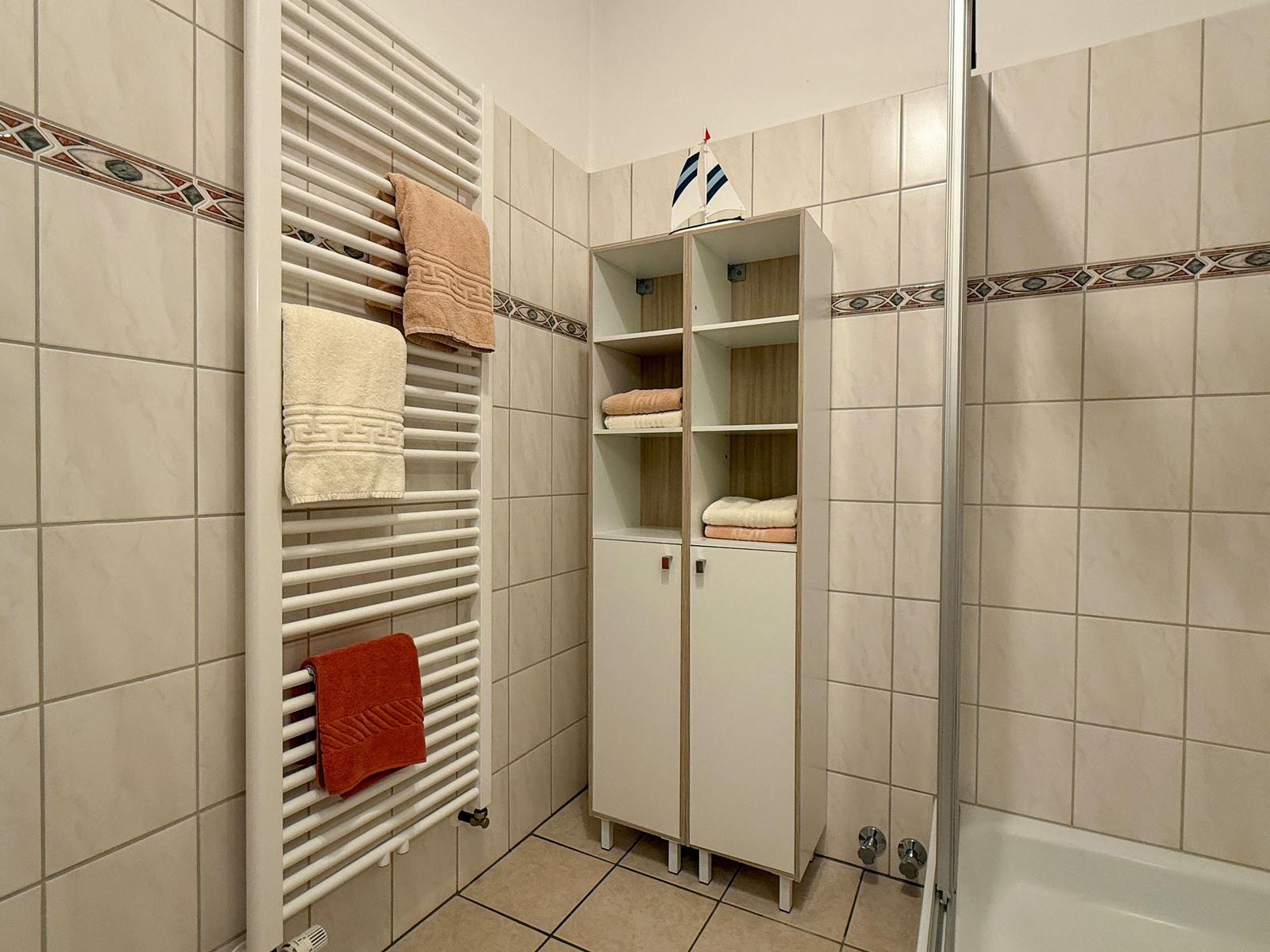 Badezimmer mit Handtuchhalter-Heizkörper...