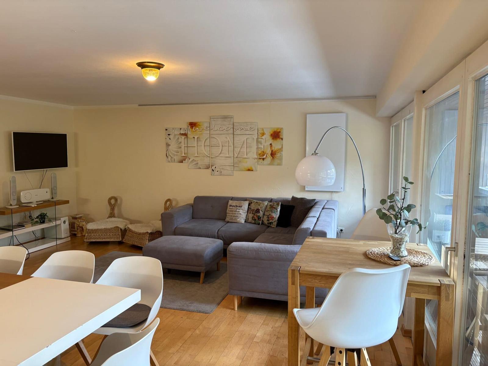 Wohn-/Essbereich mit offener Küche