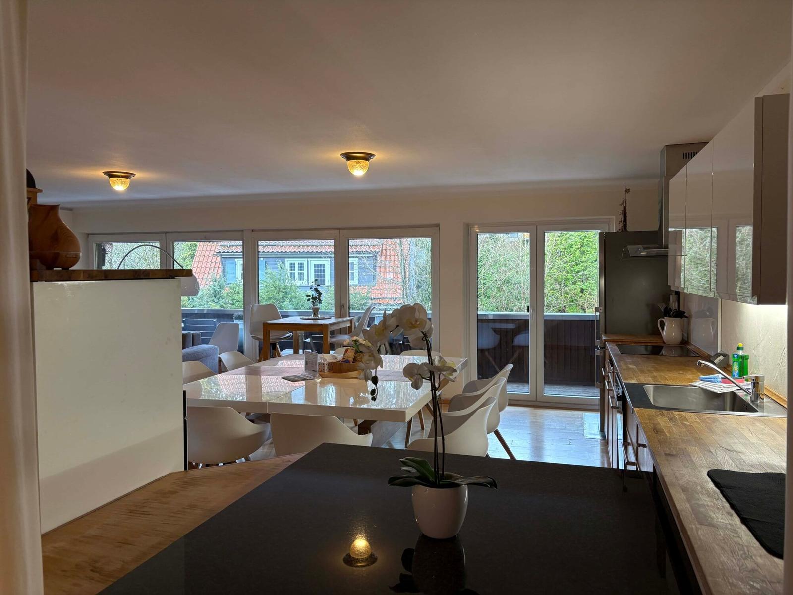 Wohn-/Essbereich mit offener Küche