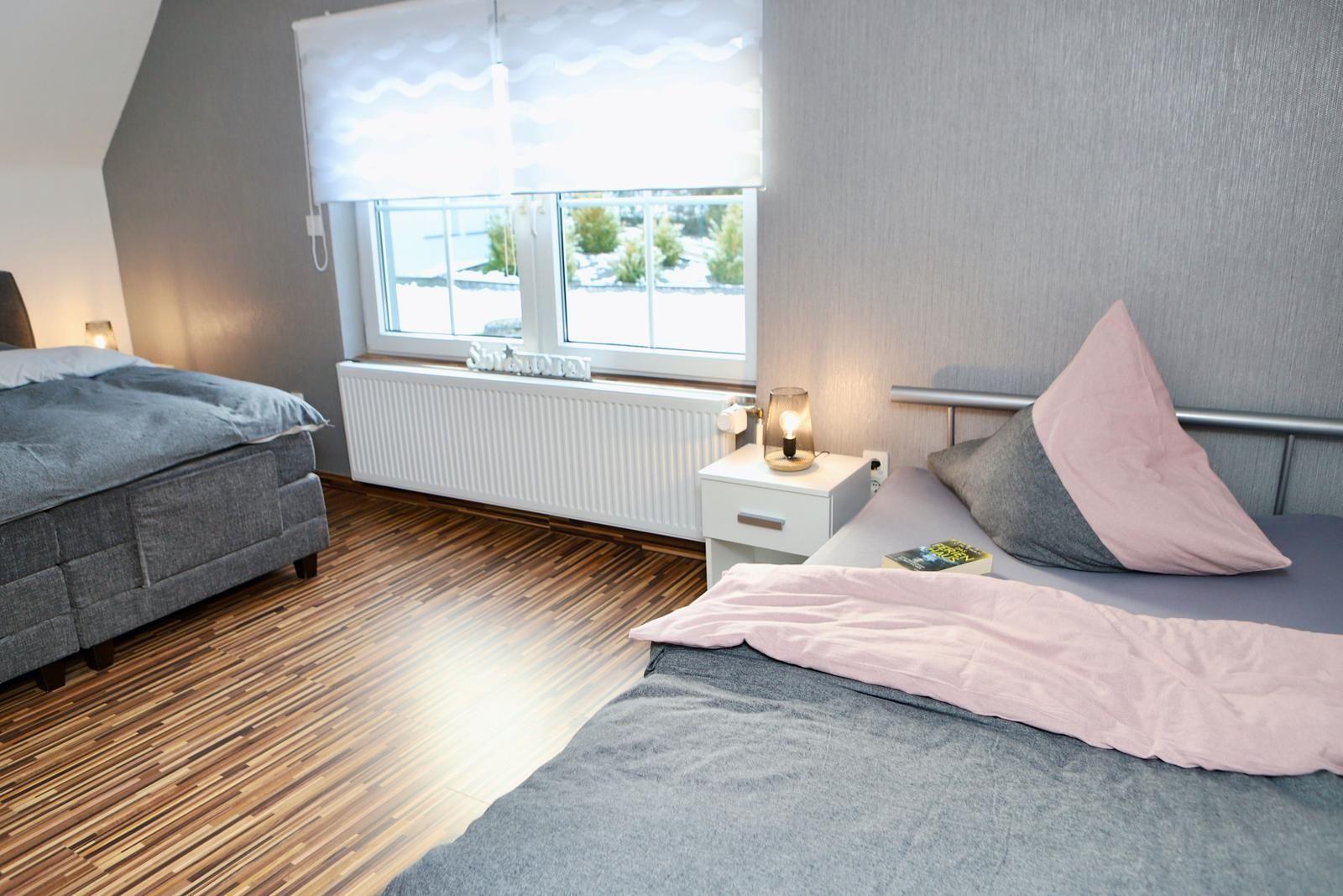 Viel Platz im großen Schlafzimmer