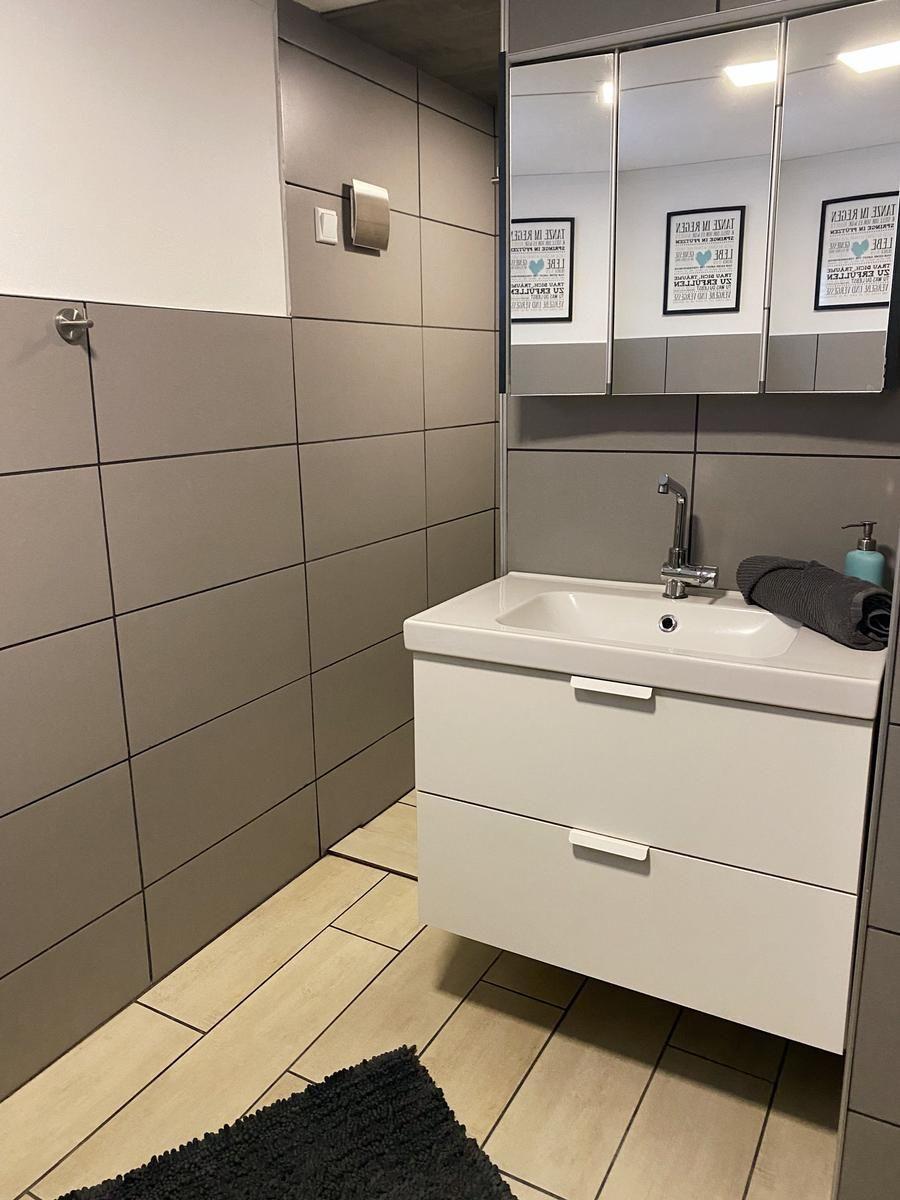 Waschbereich mit Eingang zur bodengleichen Dusche