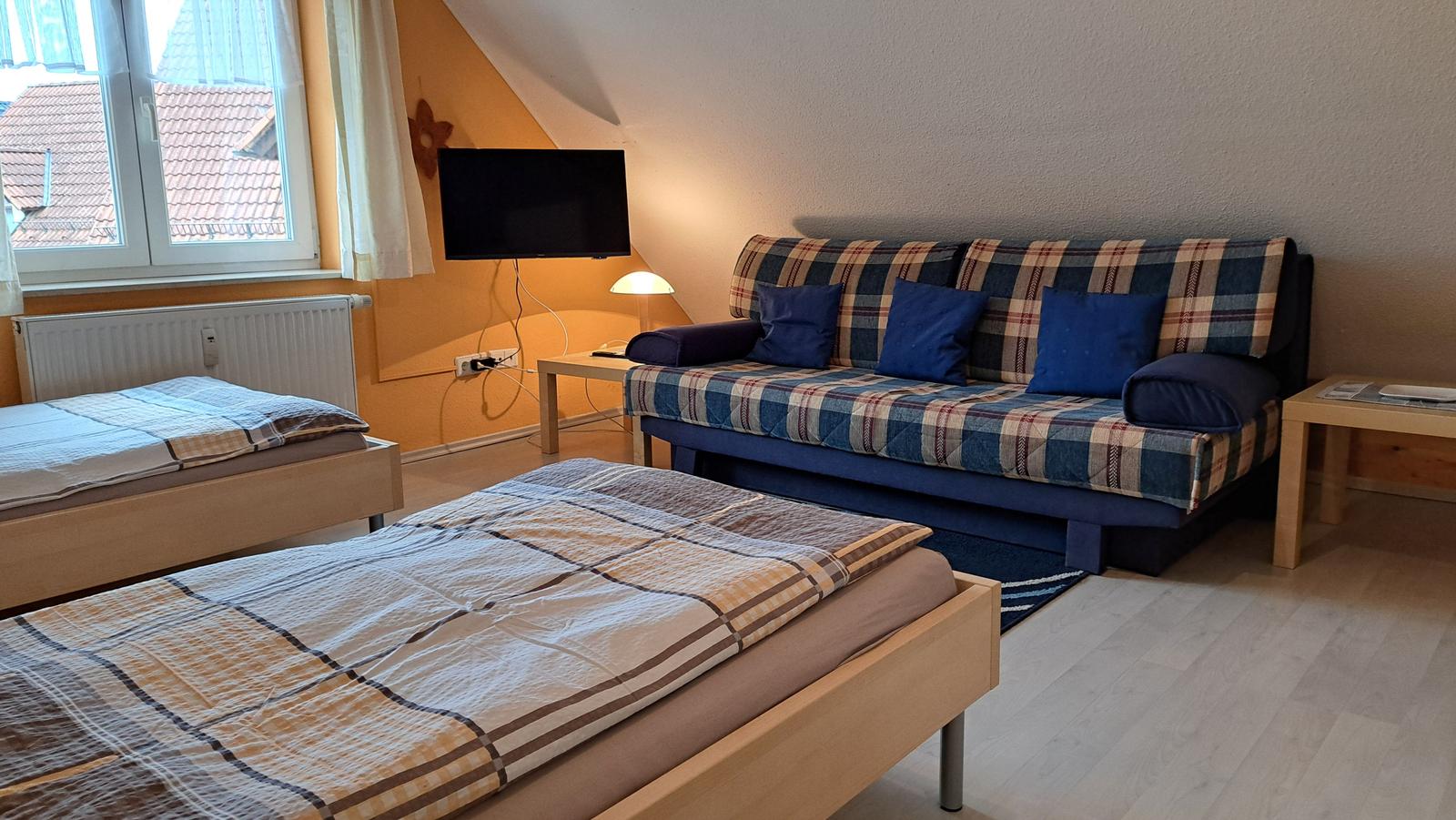 Galerie , 2 Betten mit Couch und TV und 2 Kleiderschränke