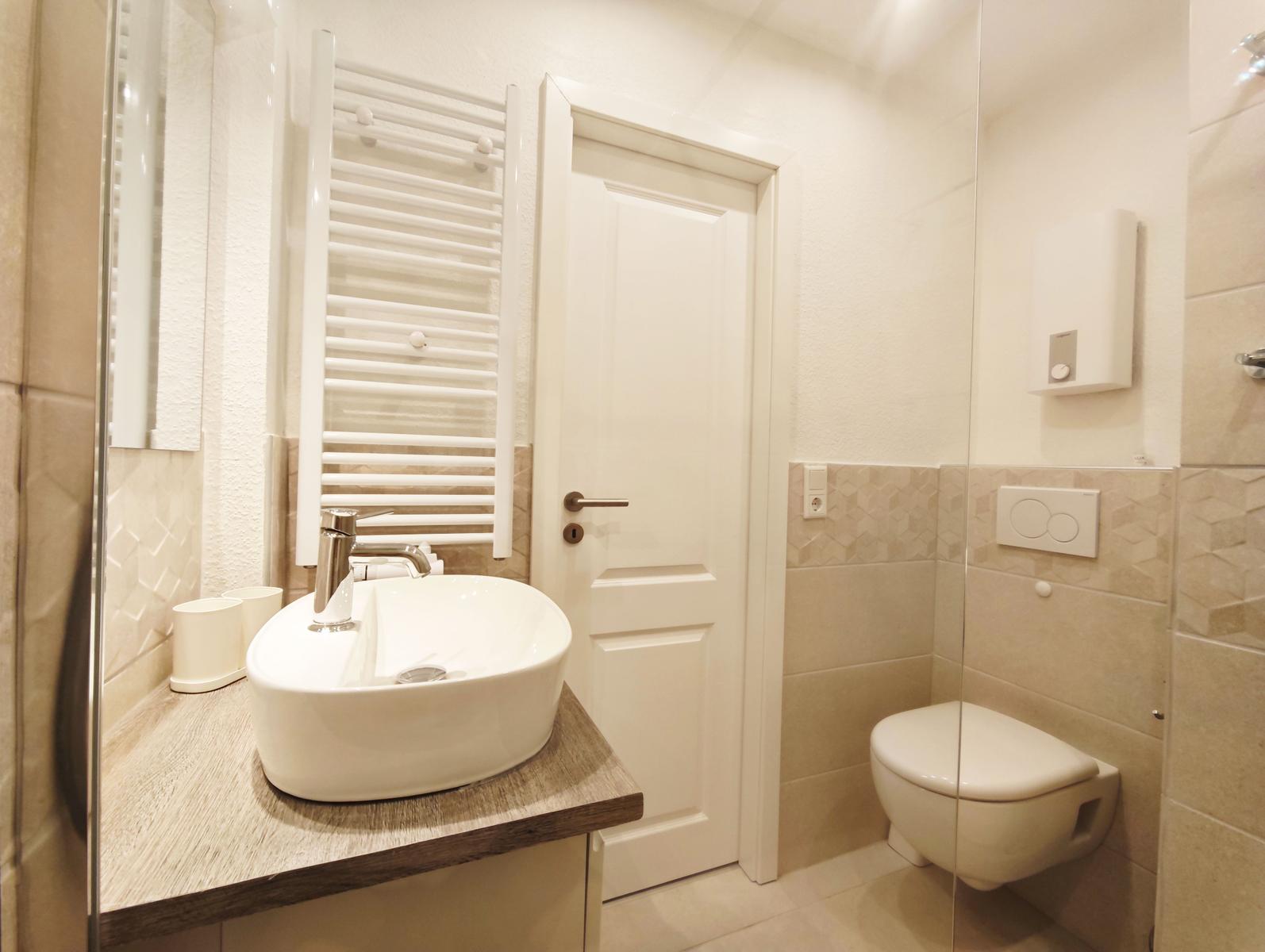 Bad mit Waschbecken, Toilette und Dusche