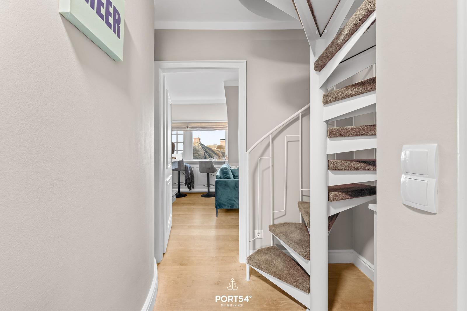 Höhenunterschied mit Treppe und Blick ins Wohnzimmer.
