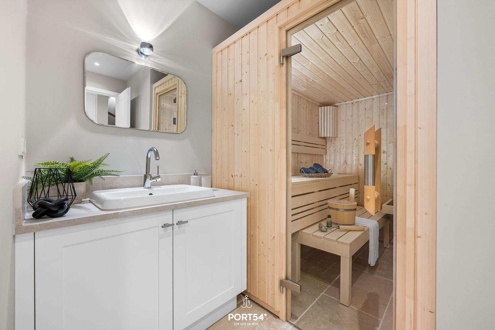 Bad mit Waschbecken und integrierter Sauna