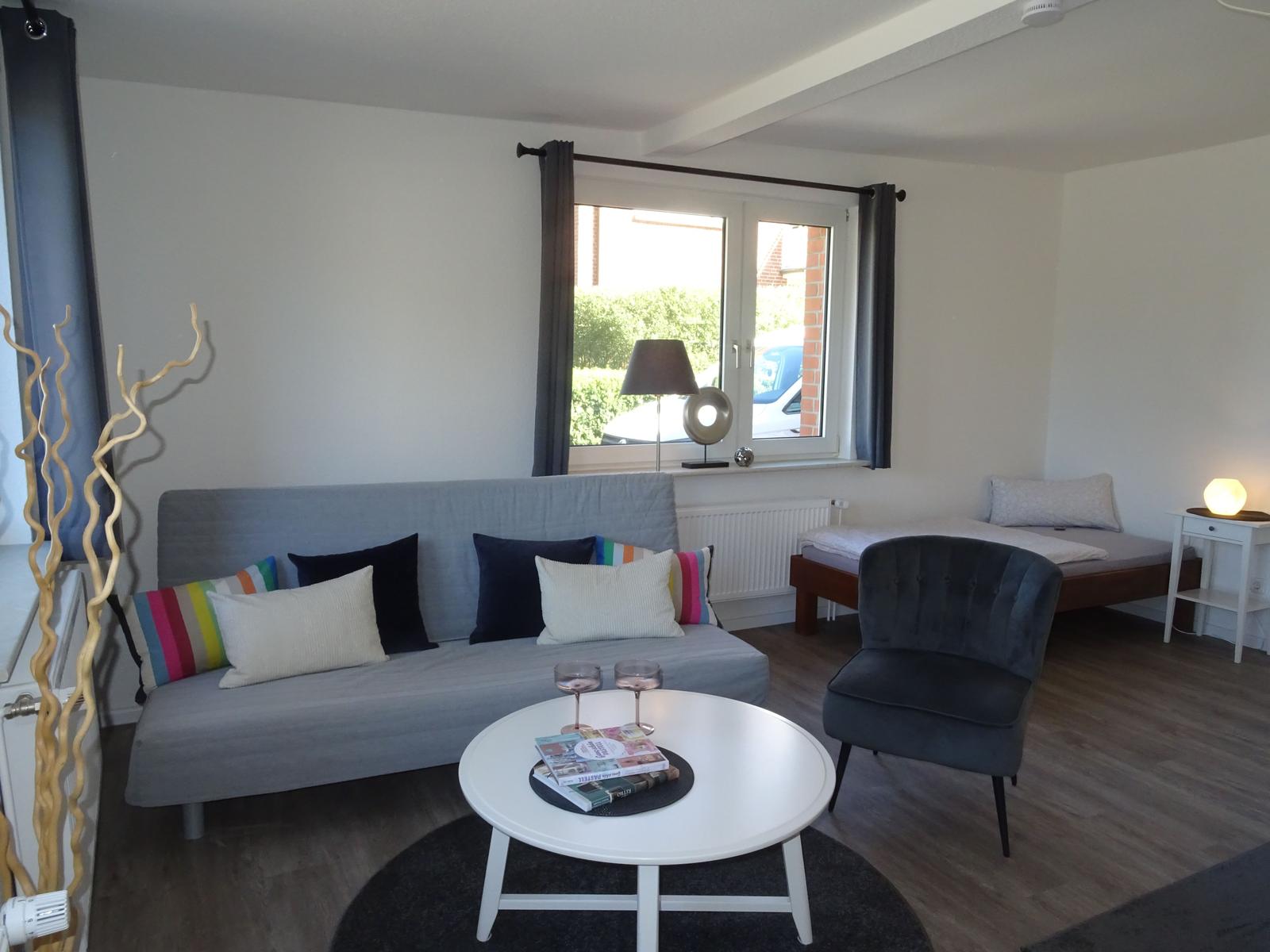 Schlafsofa für 2 Personen und 1 Bett im Wohnzimmer