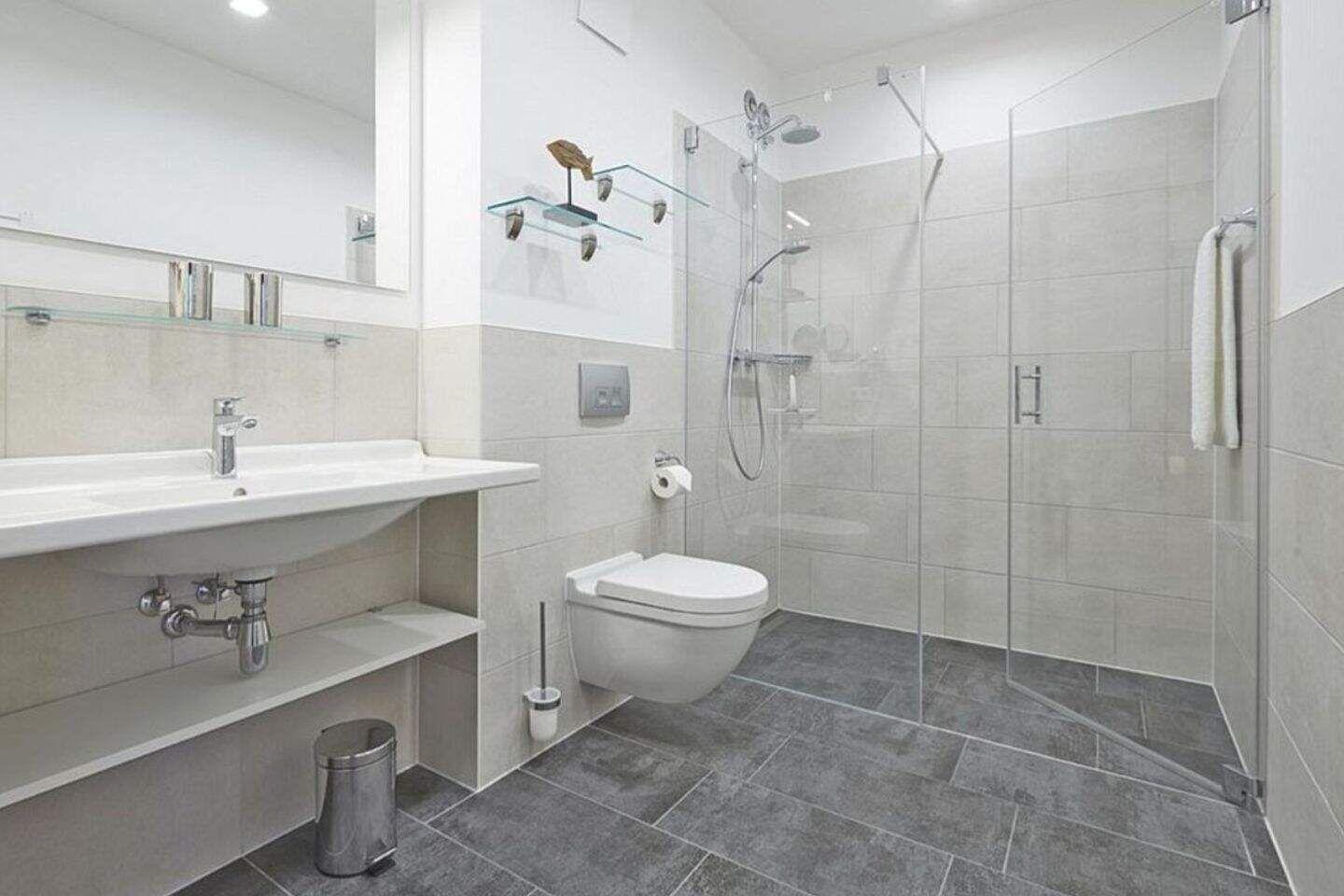Badezimmer mit Dusche, Toilette und Waschbecken