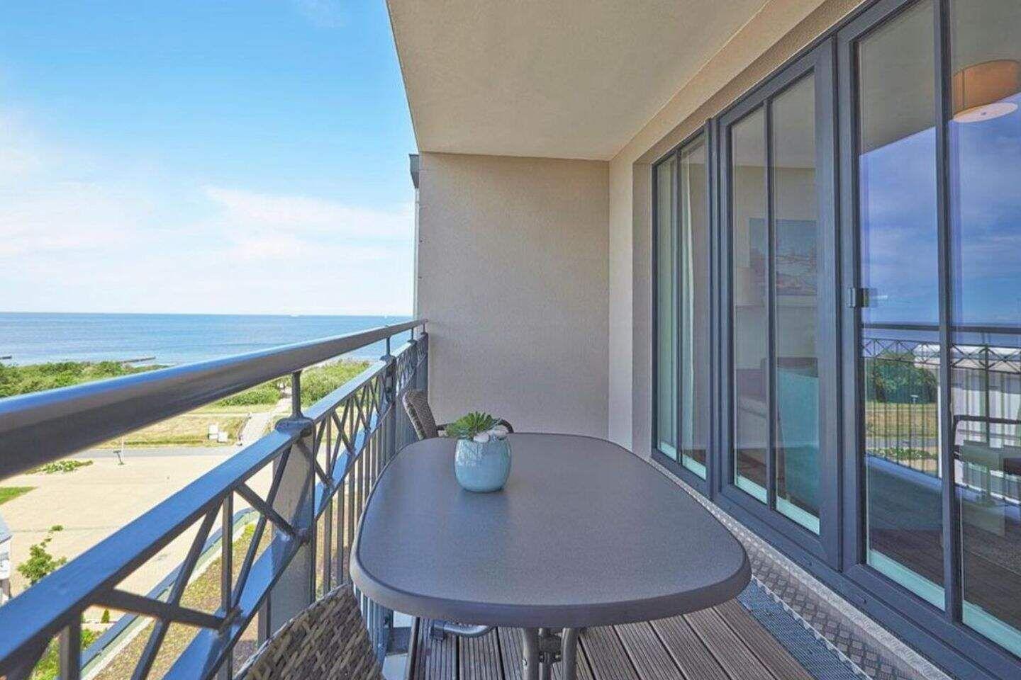 Terrasse mit Tisch und Blick aufs Meer