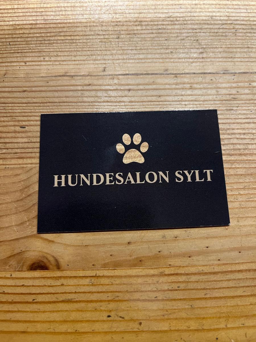 Auch das sind wir!!!
Im Urlaub hat man ja Zeit und kann den Hund mal richtig pflegen lassen….