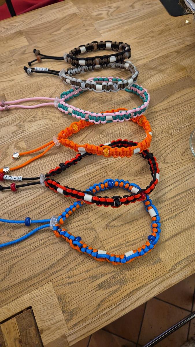 selfemade with love 
Halsbänder mit EM Keramik gegen Zecken bekommen Sie bei uns auch, wie auch meistens gut gelaunte Gastgeber!!