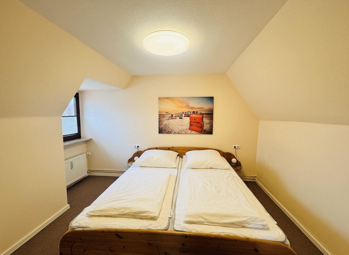 Schlafzimmer mit Doppelbett...