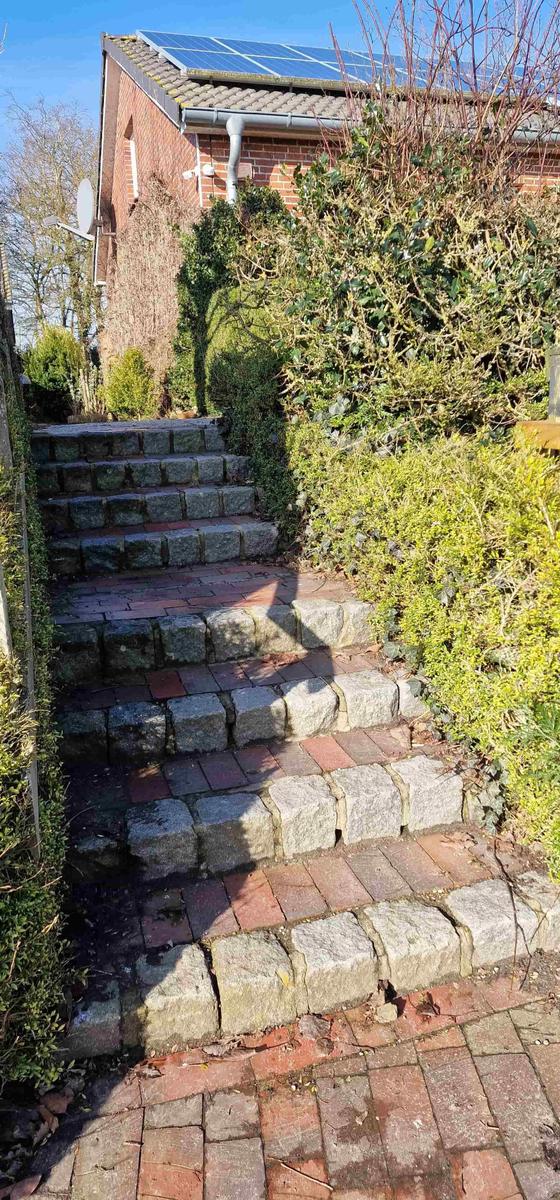 Treppe zur Wohnung (ebenerdiger Zugang vorhanden)...