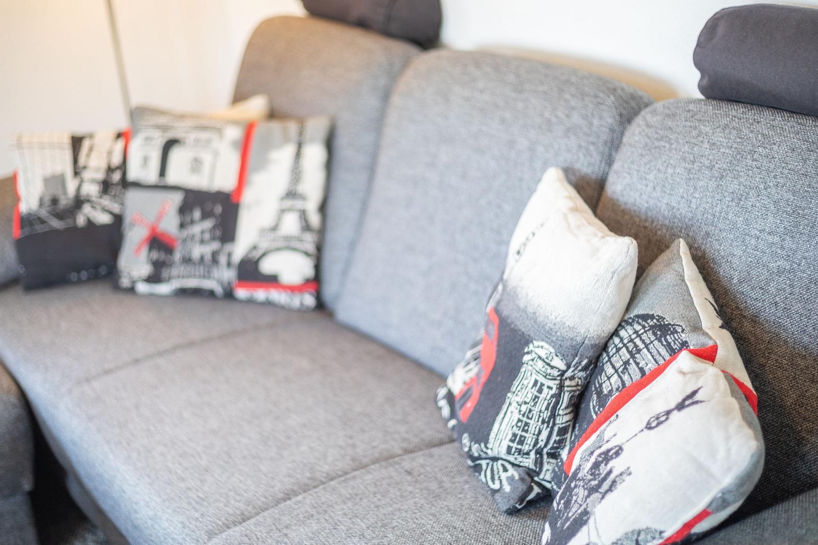Graße Couch mit Kissen in London-Design