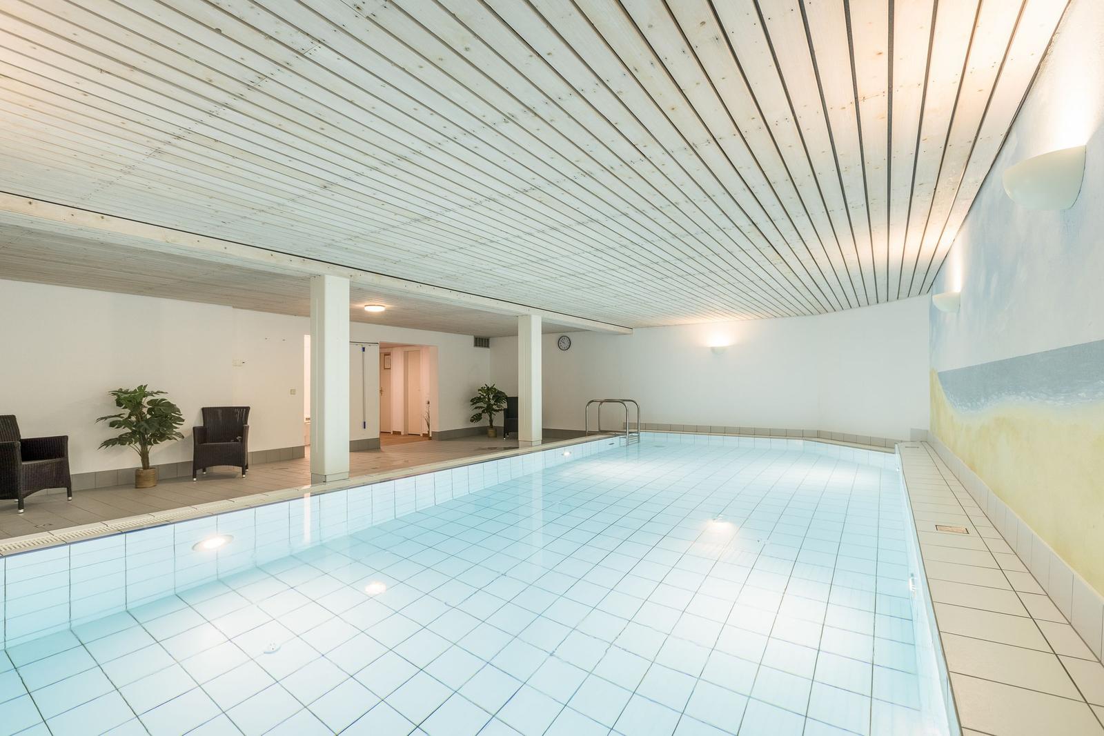 Innenpool mit Holzdecke und Liegebereich
