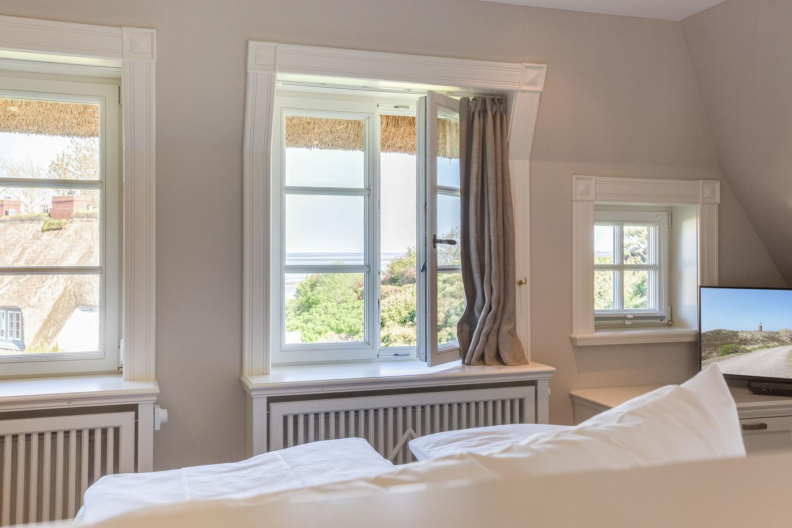 Schlafzimmer mit Blick auf die Landschaft und Meer.