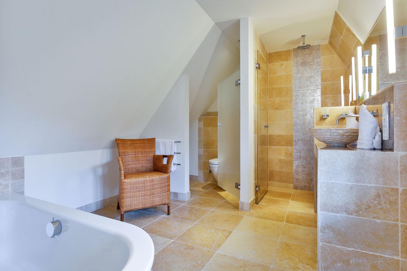Badezimmer mit Badewanne, Dusche und Waschtisch