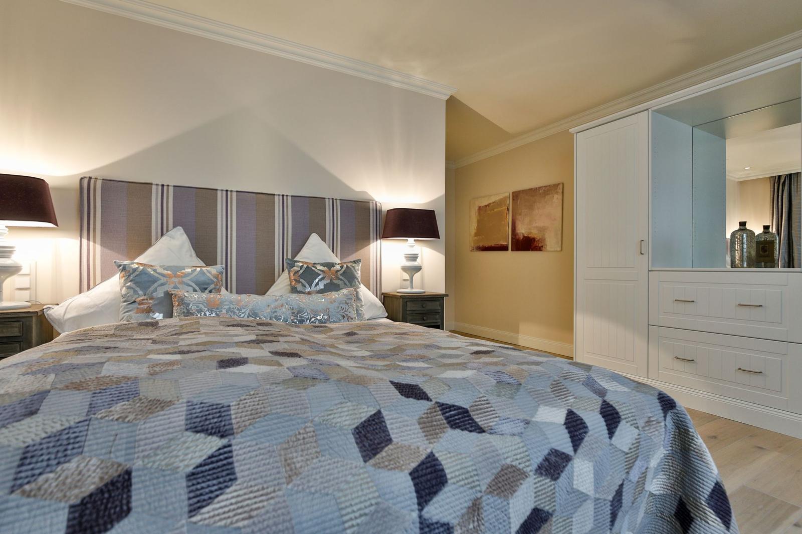 Schlafzimmer mit Bett, Nachttischen und Kleiderschrank