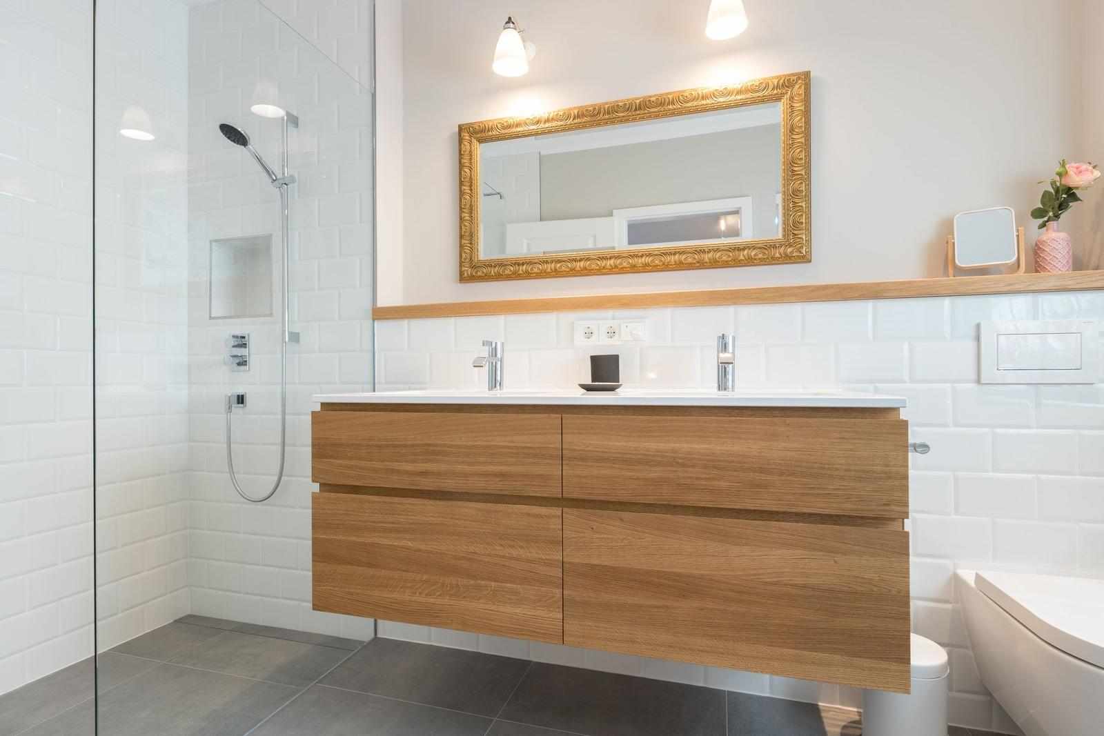 Badezimmer mit Dusche, Waschtisch und Spiegel
