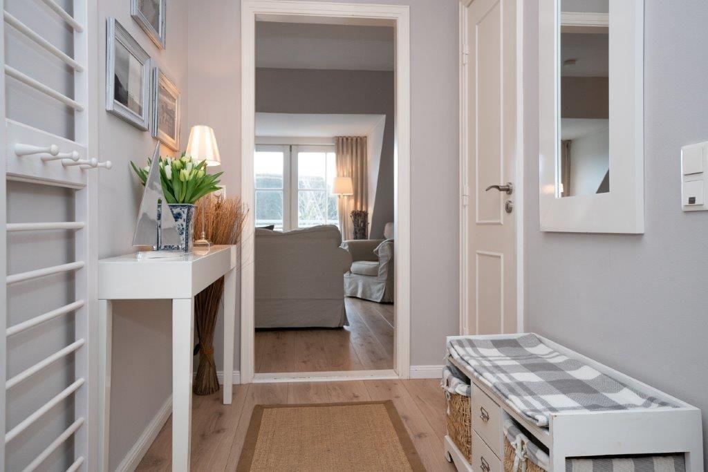 Flur mit Spiegel, Bänkchen und Blick in Wohnzimmer