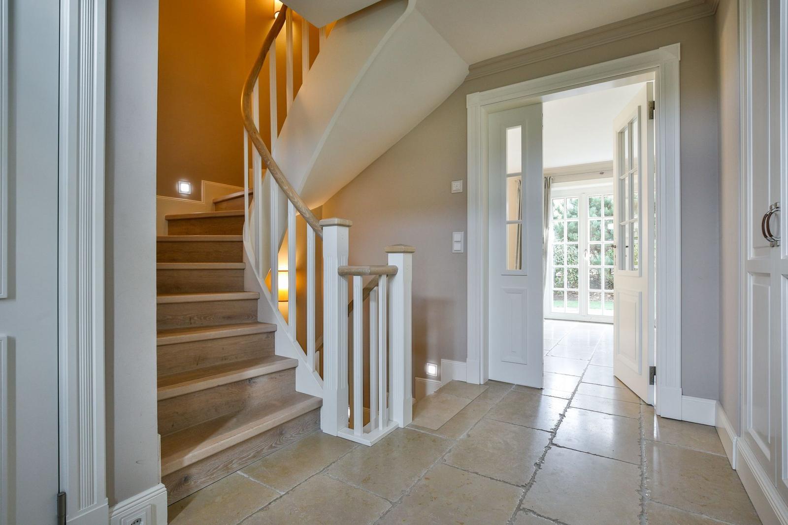 Eingang mit Treppe und Tür zum Garten