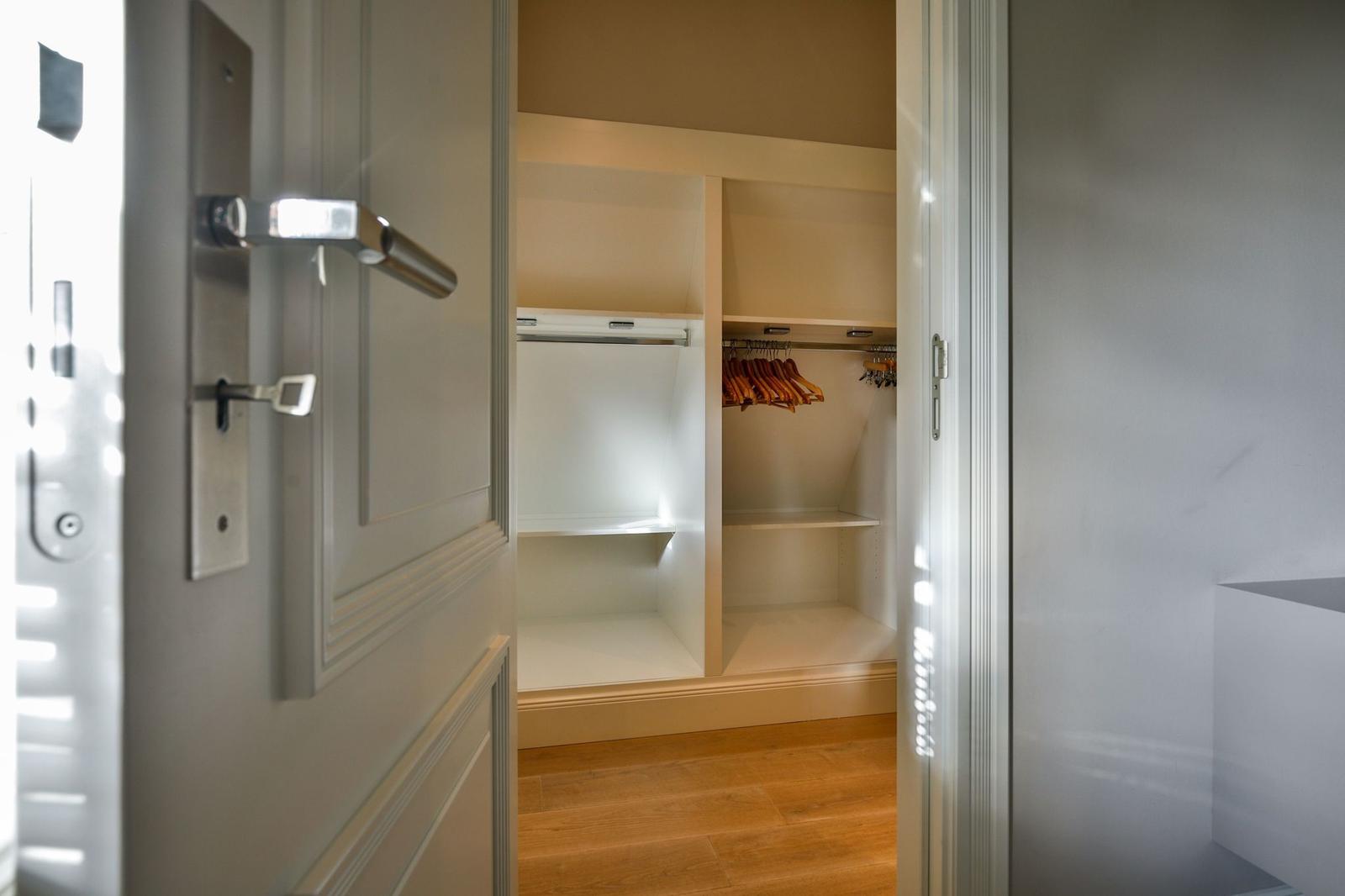 Schrank mit Holzregalen und Haken für Kleidung