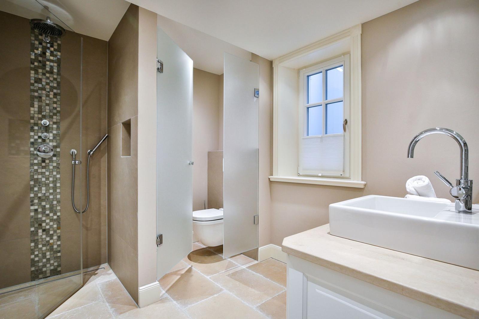 Bad mit Dusche, Toilette und Waschbecken