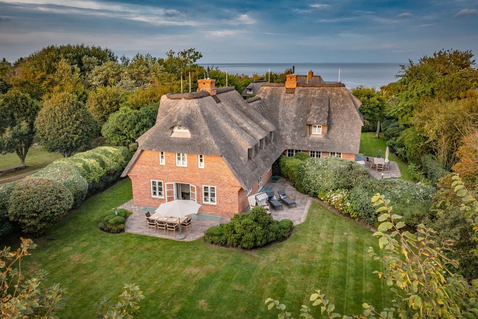 Haus mit Strohdach, Garten und Meerblick