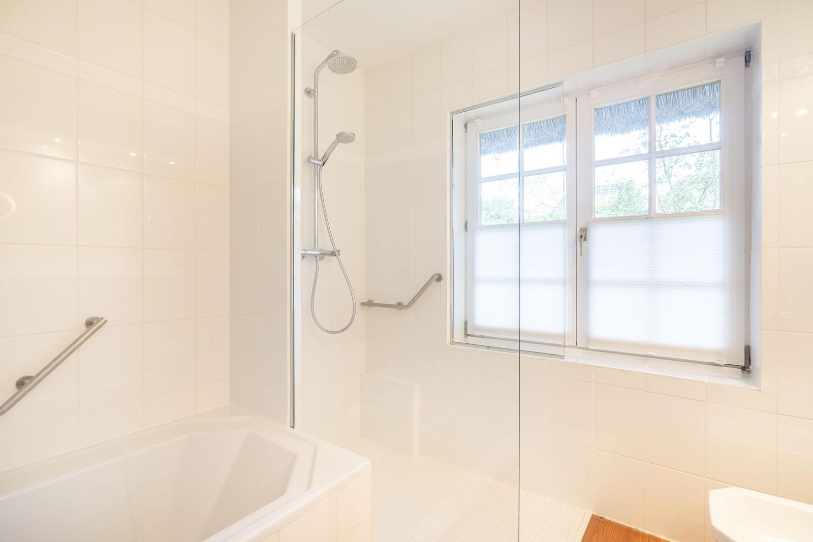 Bad mit Dusche, Badewanne und Fenster