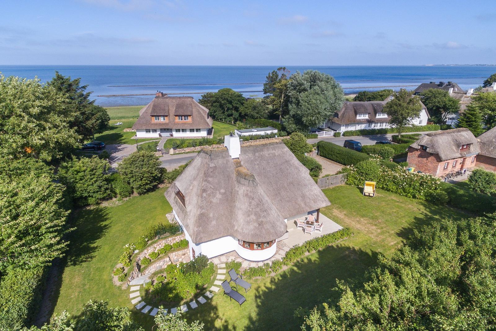 Haus mit Strohdach, Garten und Meerblick