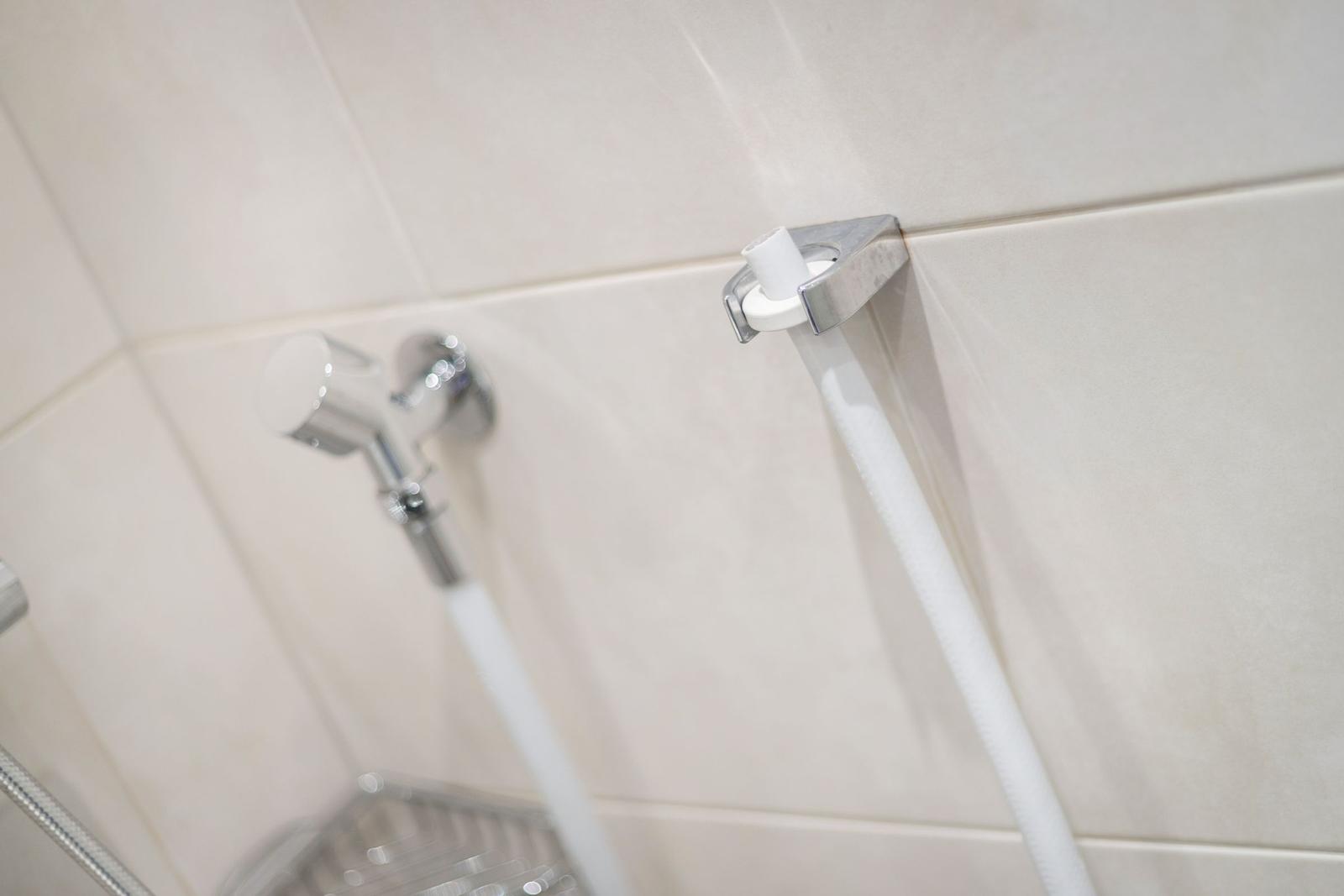 Duschkopf mit Schlauch an Wand montiert