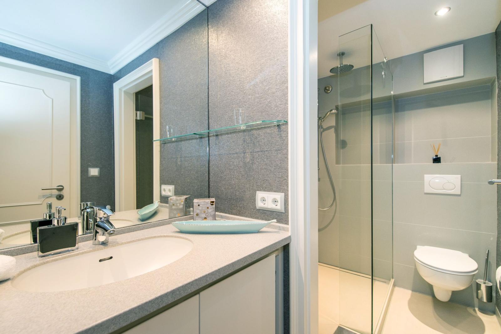 Bad mit Dusche, Toilette und Waschbecken mit Spiegel