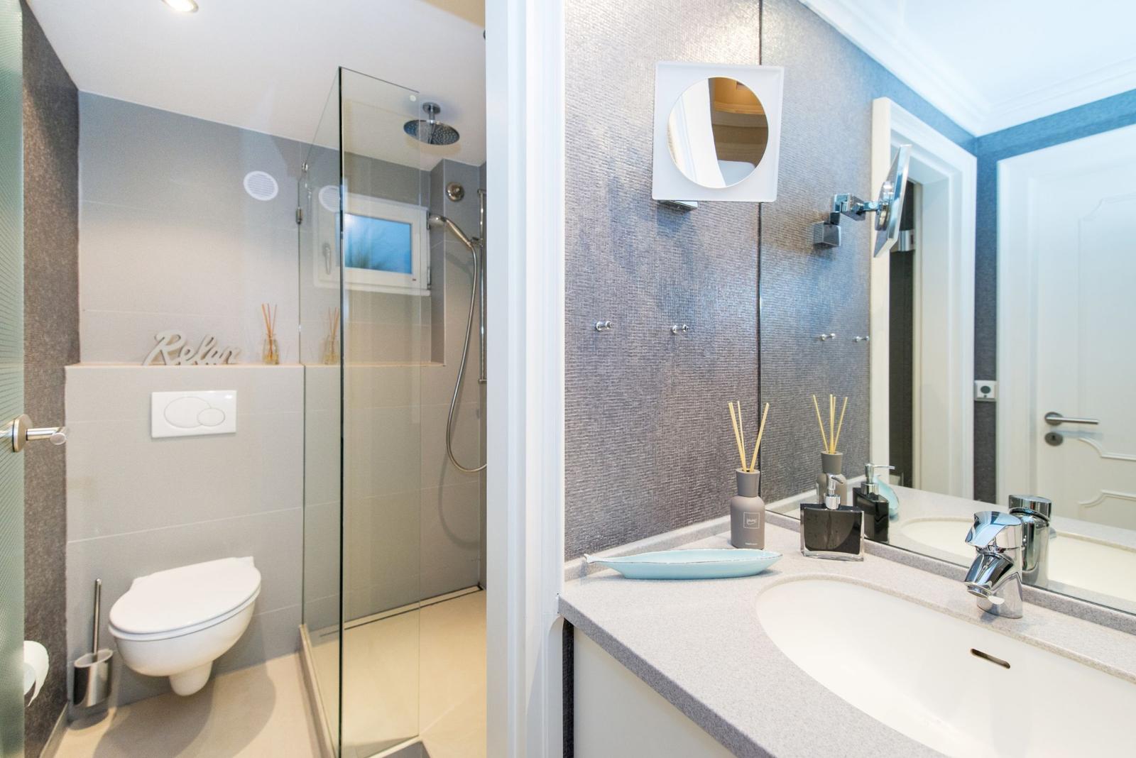 Bad mit Dusche, Toilette und Waschbecken